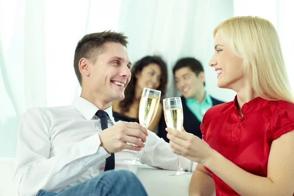 Muž a žena opékání s šampaňské flétny — Stock fotografie
