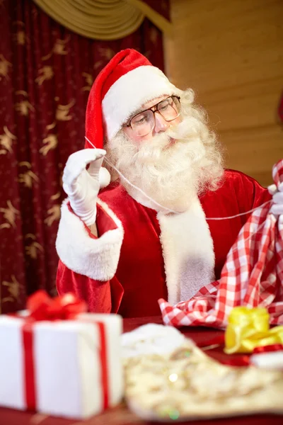 Santa Claus preparing gifts for Christmas — Stockfoto