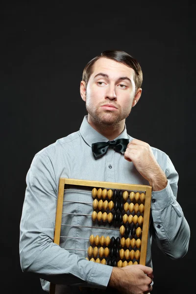 Poważny biznesmen stojąc z abacus — Zdjęcie stockowe