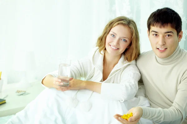 Casamento casal com pílulas vitamínicas — Fotografia de Stock
