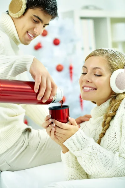 Man häller hett kaffe i termos — Stockfoto