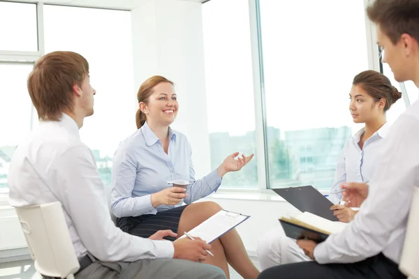 Mensen uit het bedrijfsleven bespreken plannen in een vergadering — Stockfoto