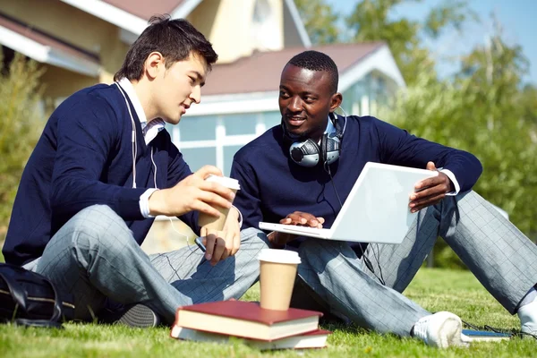 Estudiantes sentados tomando café y comunicándose — Foto de Stock