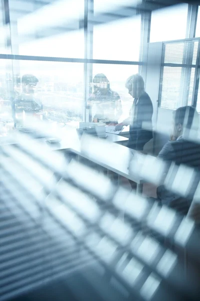 Empresários em sala de luz — Fotografia de Stock