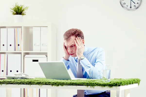 Homem de negócios trabalhando no laptop — Fotografia de Stock