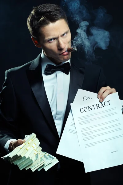 Man showing contract and banknotes — Stock Photo, Image