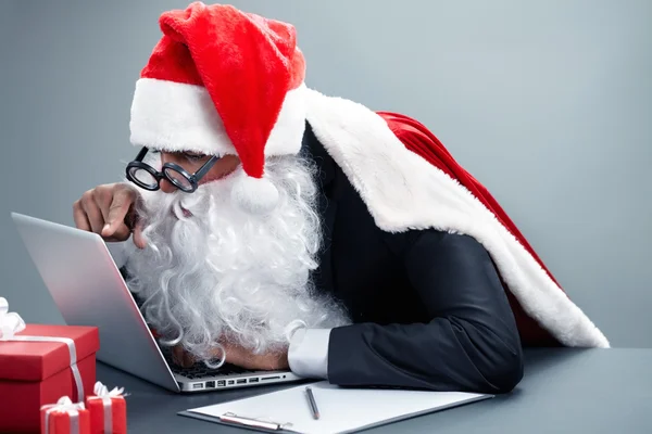 Санта Клаус сидит за столом — стоковое фото