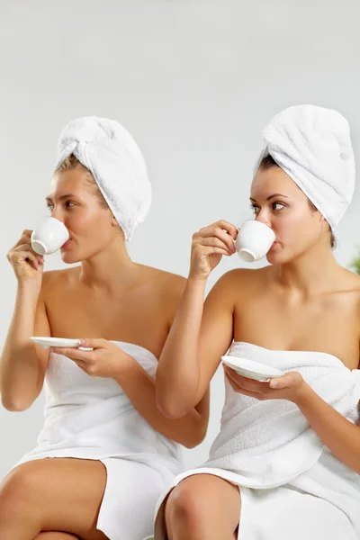 Meisjes verpakt in handdoeken en drinken thee — Stockfoto