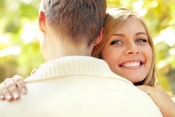 Glückliche Frau lächelt in die Kamera — Stockfoto