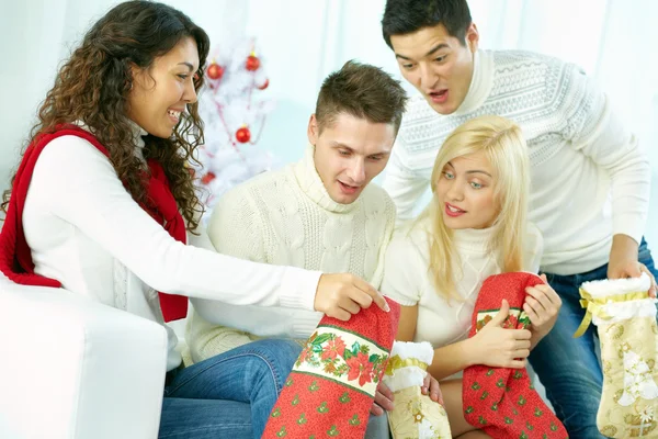 Chica feliz mostrando regalos a sus amigos —  Fotos de Stock