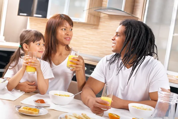 Lycklig familj som äter frukost tillsammans — Stockfoto