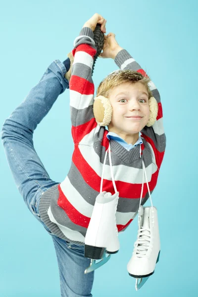 Menino esportivo fazendo figura acrobática — Fotografia de Stock