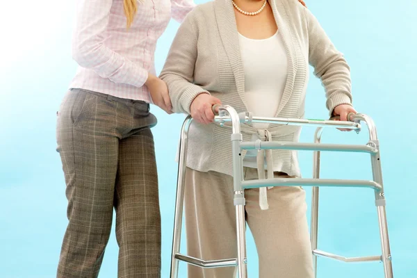 Vrouwen opleiding te lopen met walker — Stockfoto