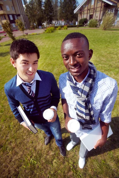 Männliche Studenten blicken in die Kamera und lächeln — Stockfoto