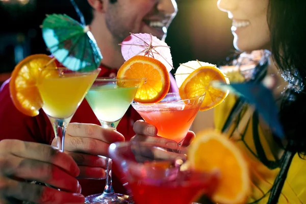 Pessoas clinking martini óculos na festa — Fotografia de Stock