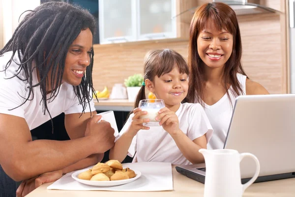 Familie ontbijten — Stockfoto