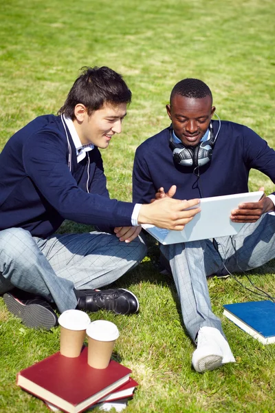 Deux étudiants utilisant un ordinateur portable — Photo