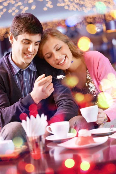 Happy couple eating dessert in cafe — Stock Photo, Image