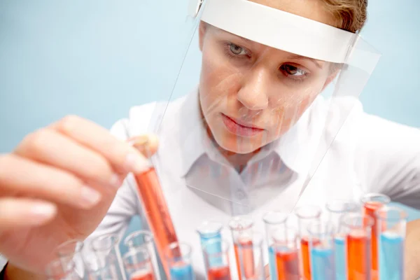Cientista tirando tubo de ensaio com reagente — Fotografia de Stock