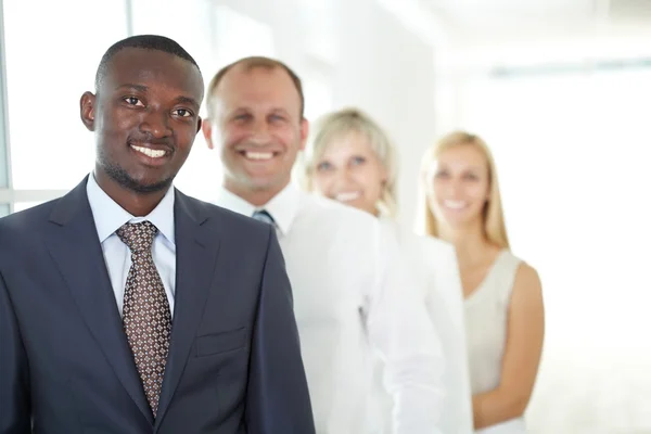 Un hombre de negocios sonriente con sus colegas — Foto de Stock