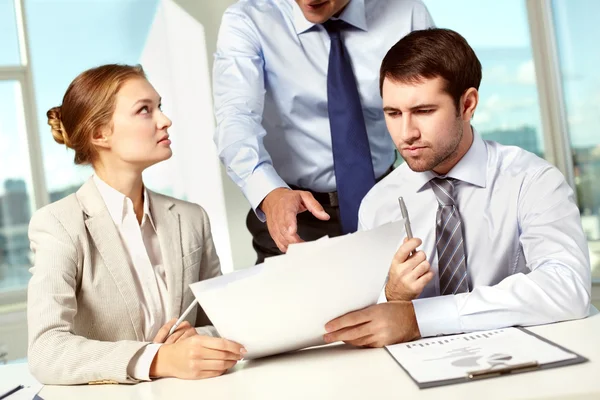 Ondernemers discussiëren over documenten in office — Stockfoto