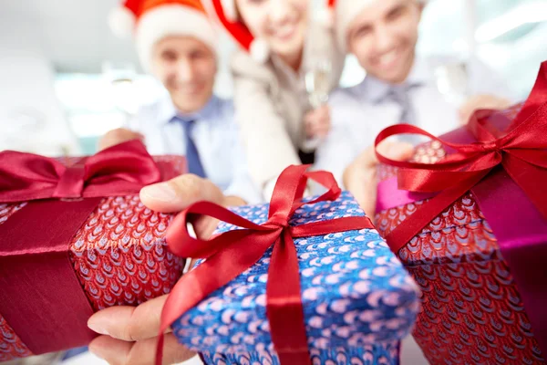 Geschenkboxen in den Händen von Geschäftsleuten — Stockfoto