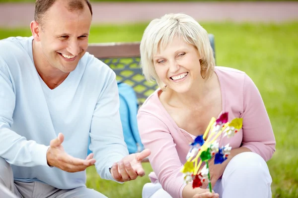 Volwassen mensen met pinwheel lachen — Stockfoto