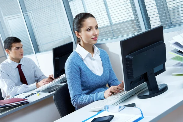 Impiegati che lavorano su computer in ufficio — Foto Stock