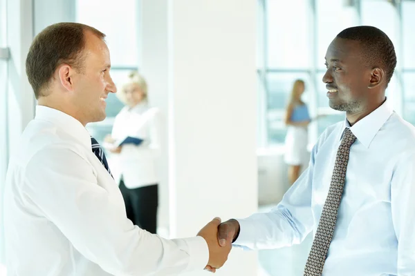 Uomini d'affari che si salutano in ufficio — Foto Stock