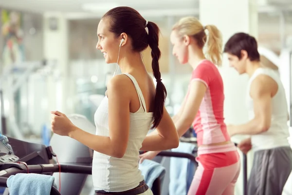 Groep mensen training op de loopband — Stockfoto