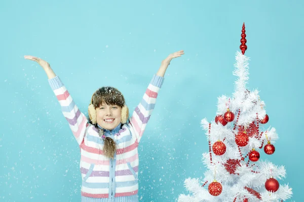 Chica feliz de pie cerca del árbol de Navidad — Foto de Stock