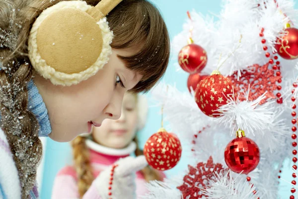 Little girl decorating Christmas tree — Stock Photo, Image