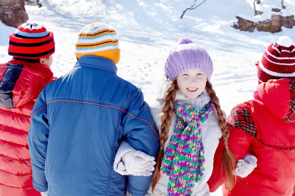 Bambina con i suoi amici in giorno d'inverno — Foto Stock