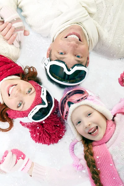 Lycklig familj på vintern — Stockfoto