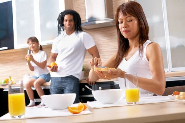 Mãe cozinhar café da manhã — Fotografia de Stock