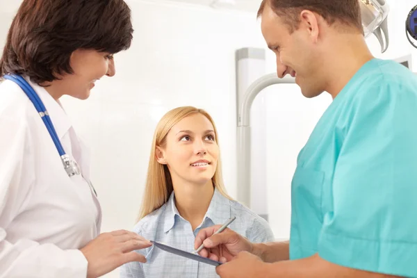 Doctors communicating with a young patient — Stock Photo, Image