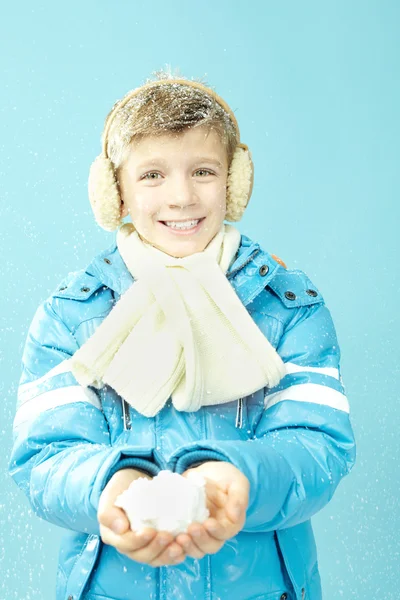 Pojke i varma kläder — Stockfoto