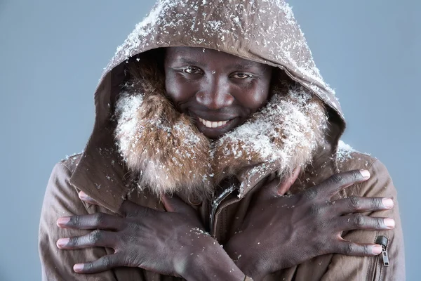 Uomo africano sensazione di congelamento in inverno — Foto Stock