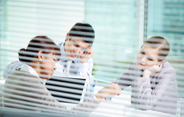 Affärsmän som arbetar tillsammans på kontoret — Stockfoto