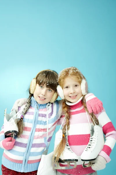 Duas meninas com patins — Fotografia de Stock