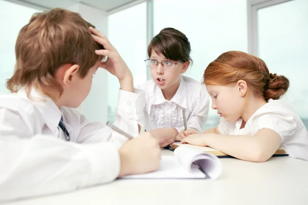 Små barn diskuterar i klassrummet — Stockfoto