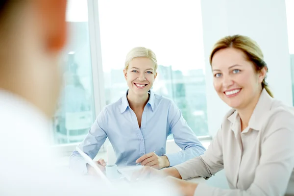 Donne d'affari che ascoltano amichevolmente il loro collega — Foto Stock