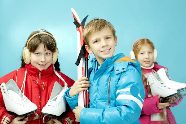 Kinderen die permanent met schaatsen en skiën — Stockfoto