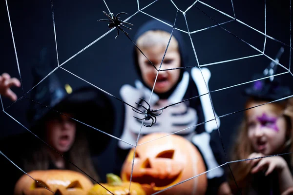 Bambini vestiti con costumi di Halloween — Foto Stock