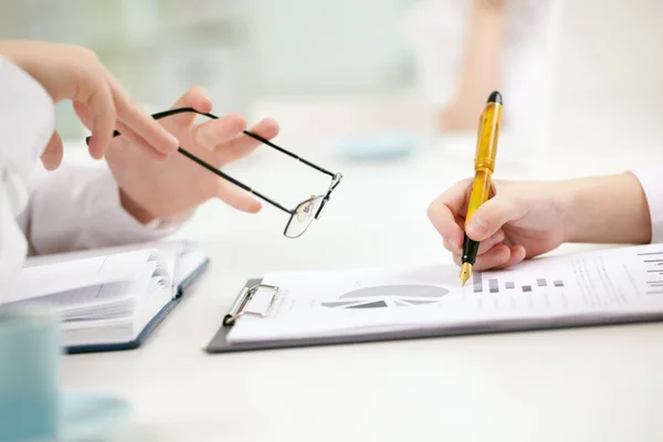 Handen van kinderen die gericht zijn op een document — Stockfoto