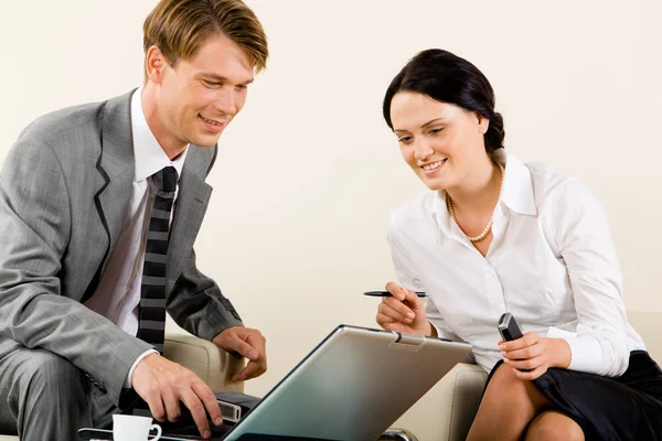 Businesswoman and businessman working together — Stock Photo, Image