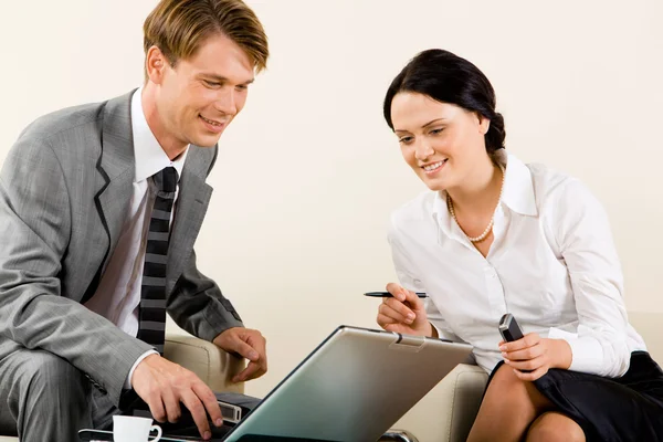 Empresária e Empresário Trabalhando Juntos — Fotografia de Stock