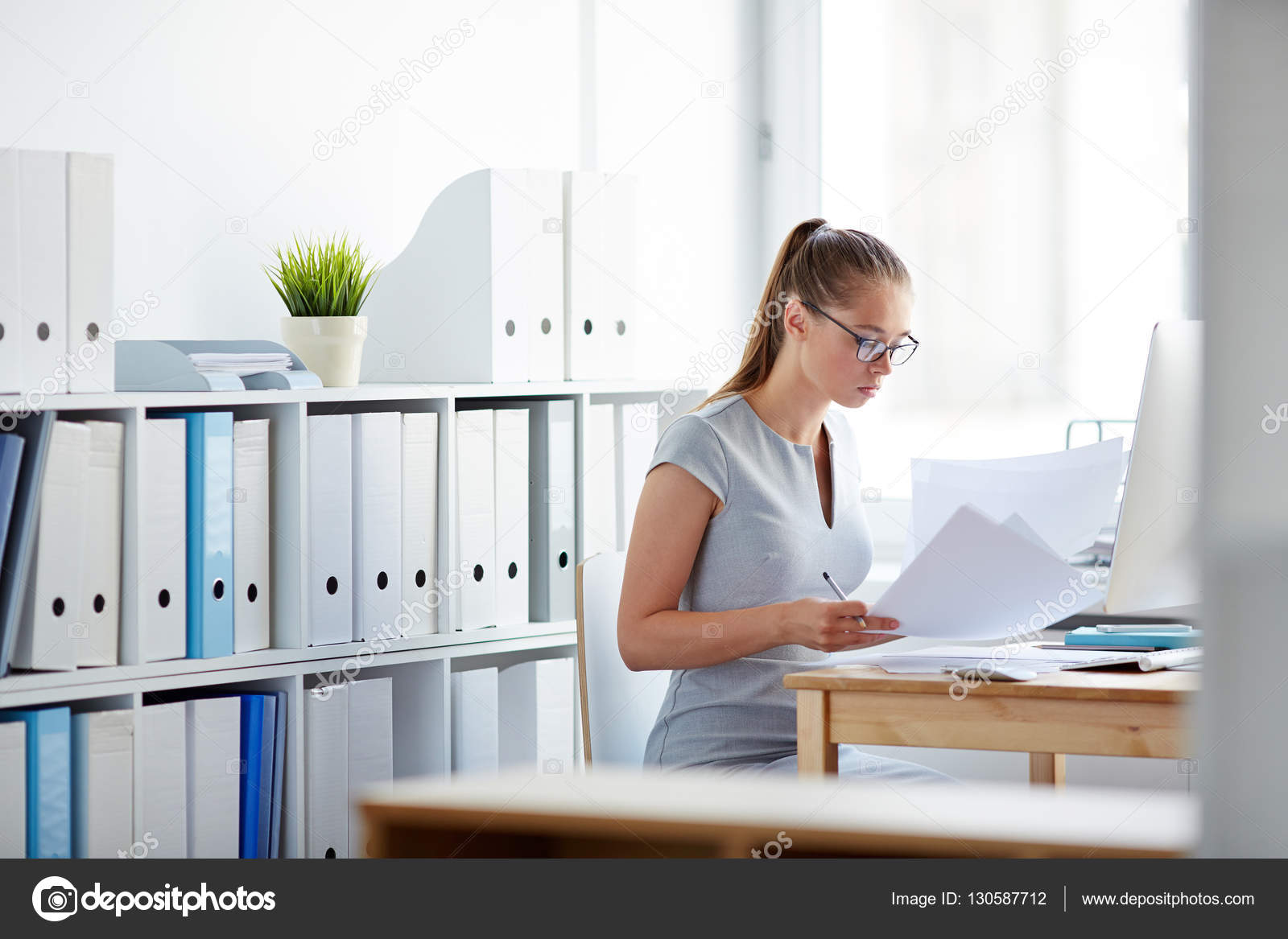 переговоры в офисе. офисный работник. современный помощник. люди в офисе. работник офиса.