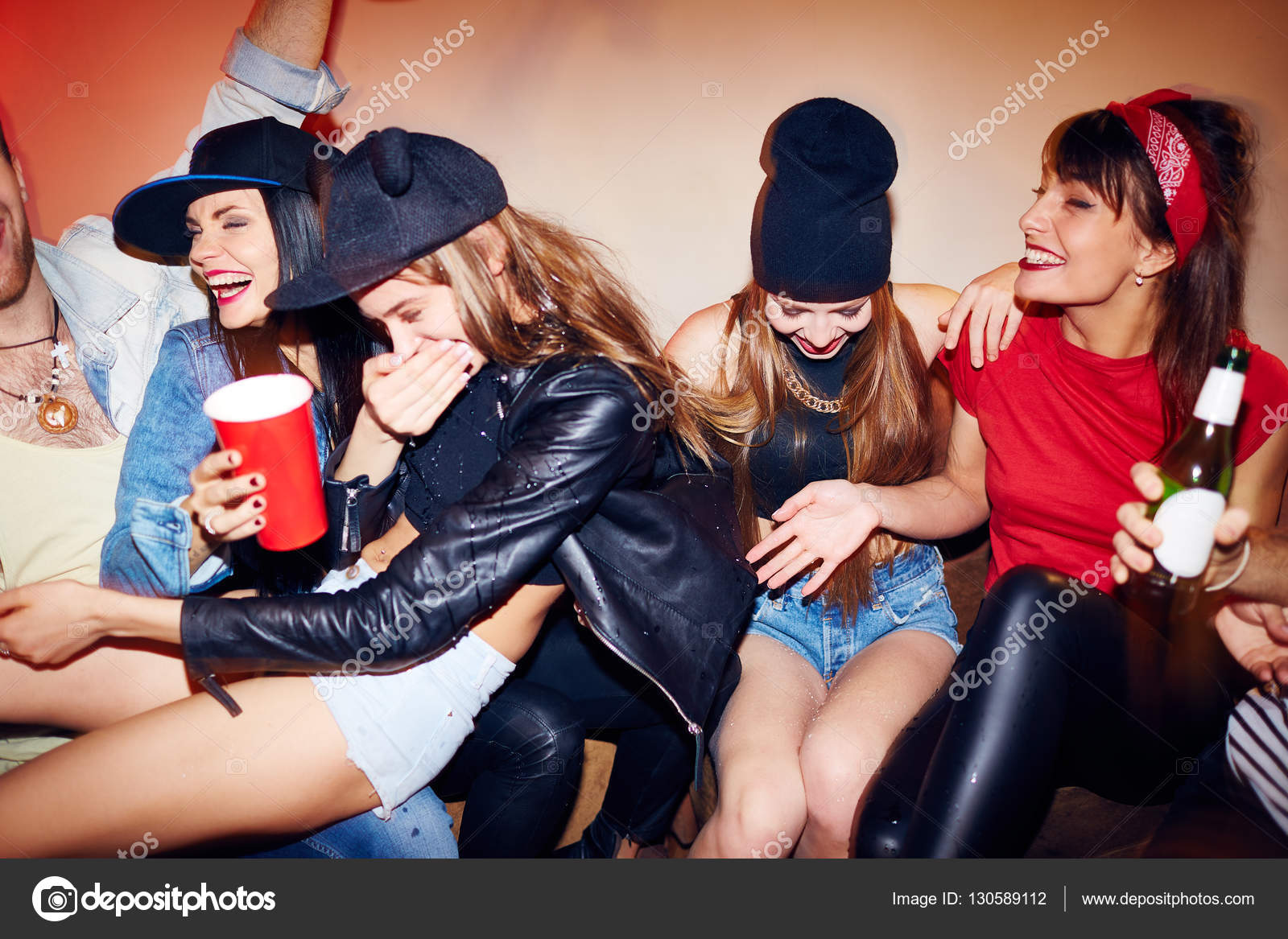 Группа Молодых Людей, Напивающихся Стоковое Фото ©pressmaster.