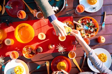 Arkadaşına veren insan Cadılar Bayramı tanımlama bilgisi 